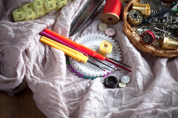 zestaw do haftu z muliną i igłą